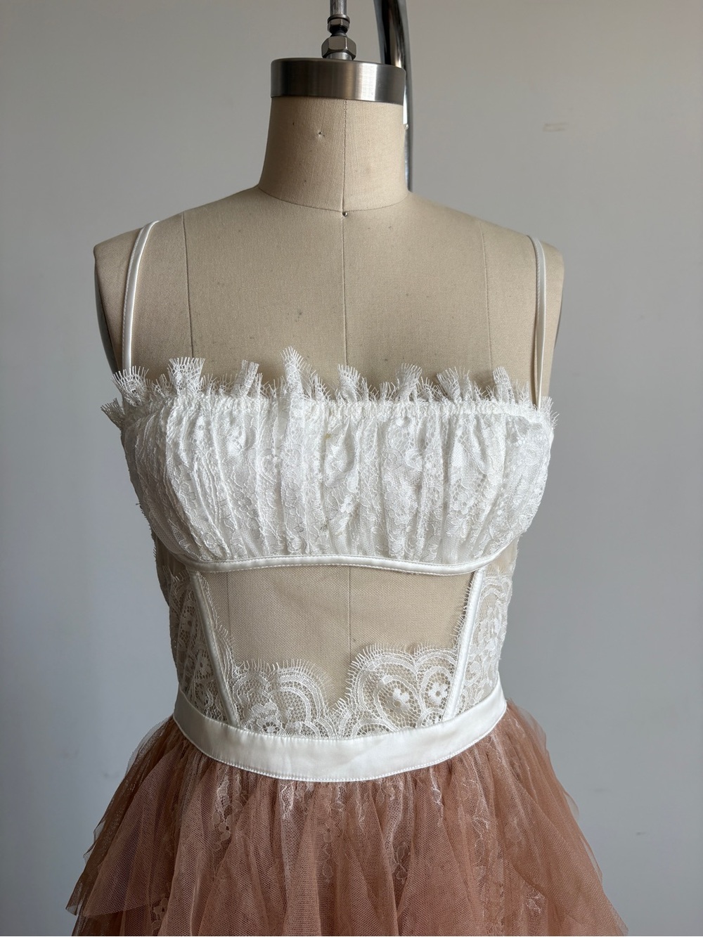 New For Love And Lemons White Lace Bodice with Blush Tiered Tulle Maxi Sz Small - Picture 4 of 11